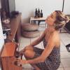 Fingindo emoção, Grazi Massafera encenou à frente de piano para crianças