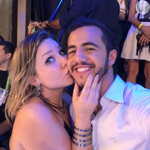 Matheus e Maria Cláudia oficializaram o namoro assim que a youtuber saiu do programa na ultima terça-feira (5)