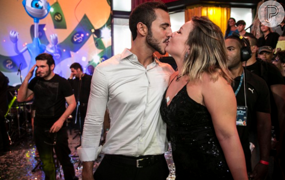 Matheus e Maria Cláudia trocaram beijos durante a final do 'BBB16'