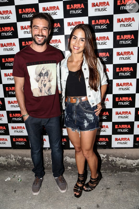 Pérola Faria e Bernardo Velasco vão juntos ao lançamento da turnê de Anitta e assumem o romance: 'Estamos ficando e felizes'