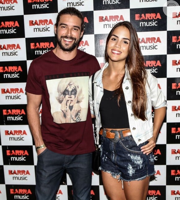 Pérola Faria e Bernardo Velasco posaram juntos pela primeira vez no show da Anitta