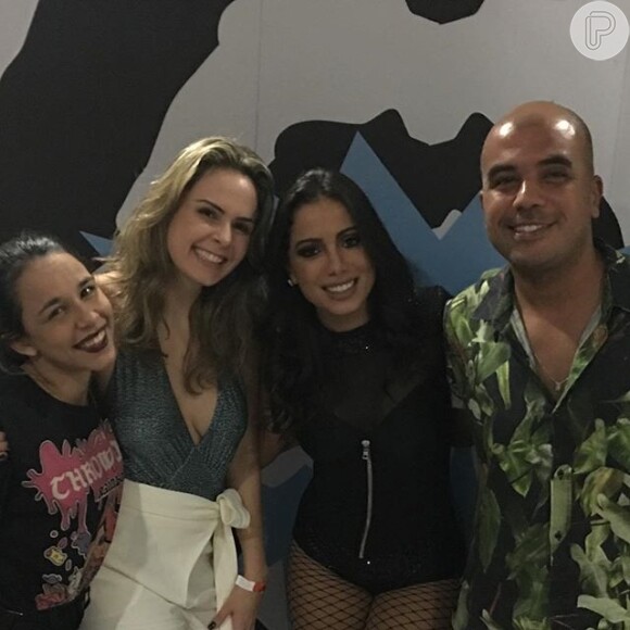 Ana Paula Renault postou em seu Instagram uma foto ao lado de Anitta e amigos, na noite desta quinta-feira, 7 de Abril de 2016