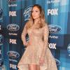 Jennifer Lopez rouba a cena com vestido mullet e sapatos dourados na final do último 'American Idol', nos Estados Unidos, nesta quinta-feira, 7 de abril de 2016