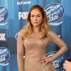 Jennifer Lopez rouba a cena com vestido mullet e sapatos dourados na final do último 'American Idol', nos Estados Unidos, nesta quinta-feira, 7 de abril de 2016