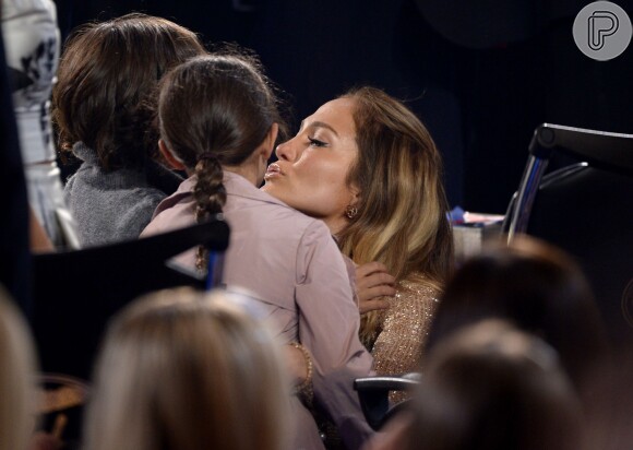 Nos bastidores da final do último 'American Idol', Jennifer Lopez recebe o carinho dos filhos gêmeos, Maximilian David e Emme Maribel, de 8 anos