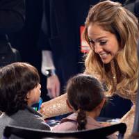 Jennifer Lopez chora e ganha carinho dos filhos gêmeos no fim do 'American Idol'
