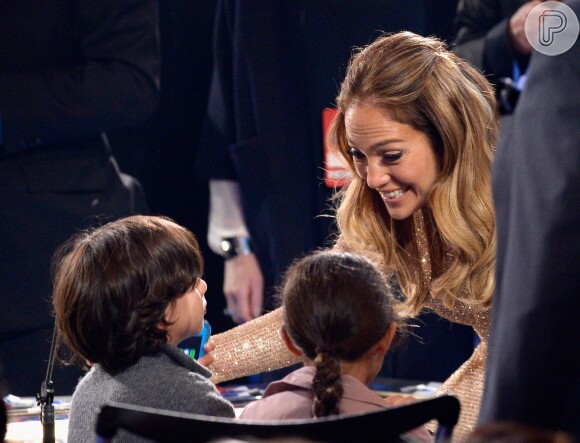 Jennifer Lopez recebe o carinho dos filhos gêmeos, Maximilian David e Emme Maribel, de 8 anos, na final do último 'American Idol', nos Estados Unidos, nesta quinta-feira, 7 de abril de 2016