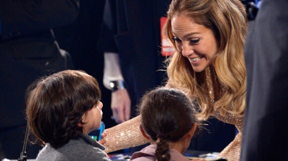 Jennifer Lopez chora e ganha carinho dos filhos gêmeos no fim do 'American Idol'