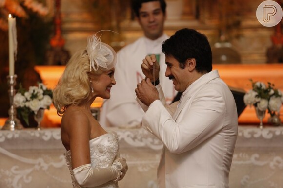 Ernesto (Eriberto Leão) faz um discurso apaixonado ao dar o medalhão a Sandra (Flávia Alessandra) no altar, na novela 'Êta Mundo Bom!'
