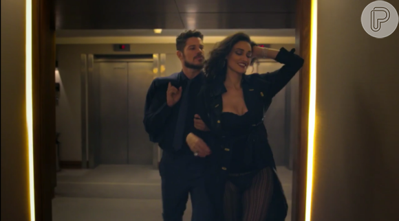 Débora Nascimento e o marido, José Loreto, protagonizaram cenas quentes em ensaio
