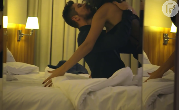 Débora Nascimento e o marido, José Loreto, protagonizaram cenas quentes em ensaio