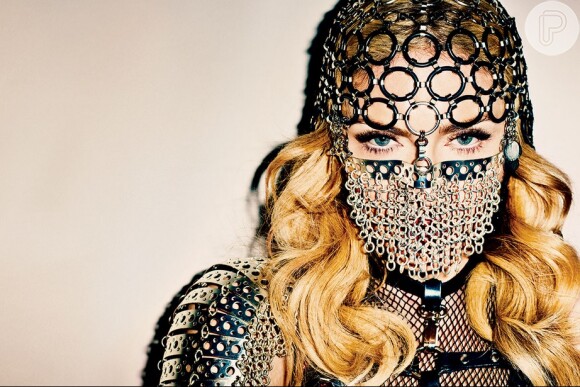Madonna posou como uma dominatrix para as lentes do badalado fotógrafo Terry Richardson. A cantora é capa da edição de outubro de 2013 da revista Harper's Bazaar