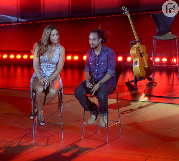 Ivete Sangalo canta com a banda Ponto de Equilíbrio durante o show em Trancoso