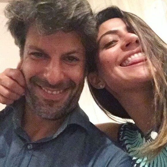 Carol Castro assumiu o namoro nas redes sociais ao postar uma selfie com o namorado, o violinista Felipe, neste sábado, 9 de abril de 2016