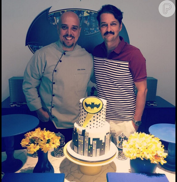 Marcelo Serrado posa com Alex Alvino, que fez o bolo da festa