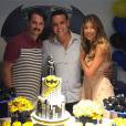 Marcelo Serrado e a mulher, Roberta Fernandes, posam na festa dos gêmeos