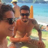 Romulo Neto comemora 29 anos ao lado de amigos em praia de Búzios, no Rio