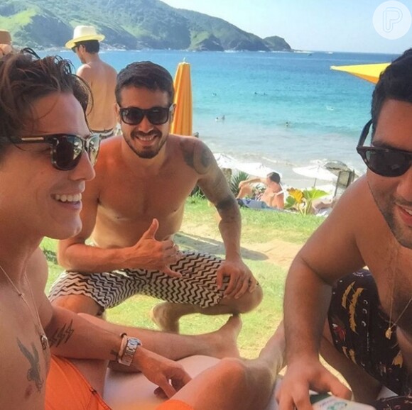 Romulo Neto curte praia com amigos no dia de seu aniversário de 29 anos, em 9 de abril de 2016