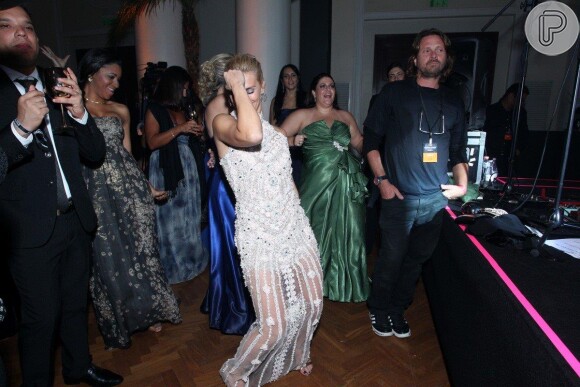 Carolina Dieckmann se diverte no baile da amfAR, na noite desta sexta-feira, 04 de outubro de 2013, no Copacabana Palace, no Rio