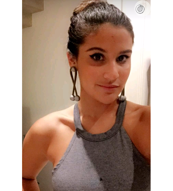 Em seu perfil do Snapchat, Giulia postou uma foto exibindo seu penteado e maquiagem para o show