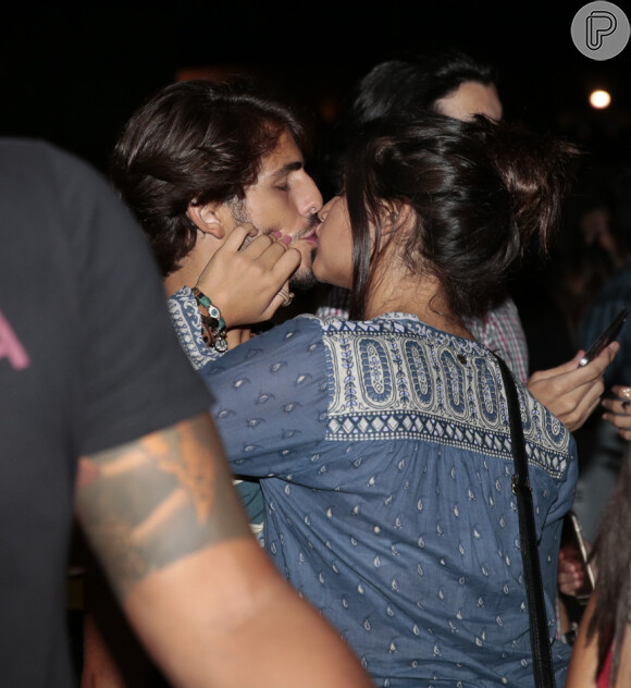 Giulia Costa e Brenno Leone se beijaram durante o show da dupla Henrique e Juliano no Rio de Janeiro