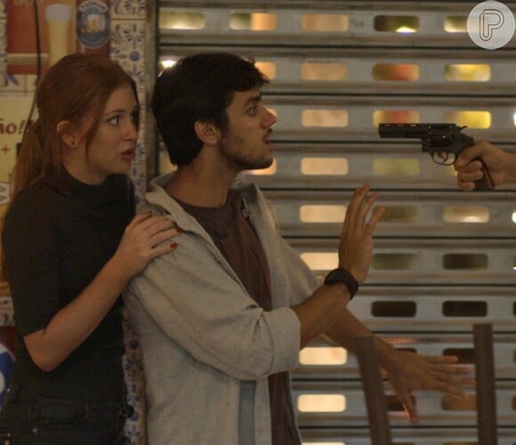 Na novela 'Totalmente Demais', Eliza (Marina Ruy Barbosa) é sequestrada por Jacaré (Sérgio Malheiros) e é salva por Jonatas (Felipe Simas), que é ameaçado pelo bandido com um revólver