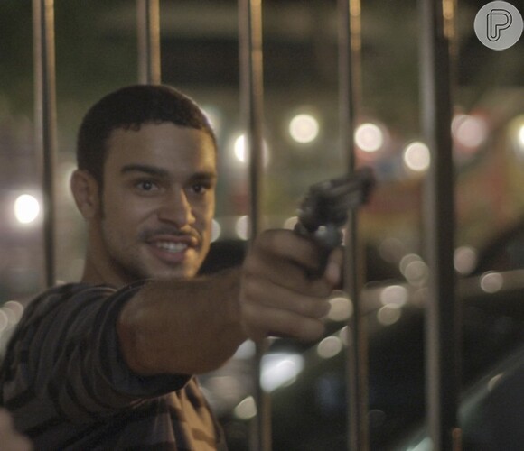 Em 'Totalmente Demais', Germano (Humberto Martins) e Jonatas (Felipe Simas) vão atrás de Jacaré (Sérgio Malheiros) e o bandido os ameaça com um revólver