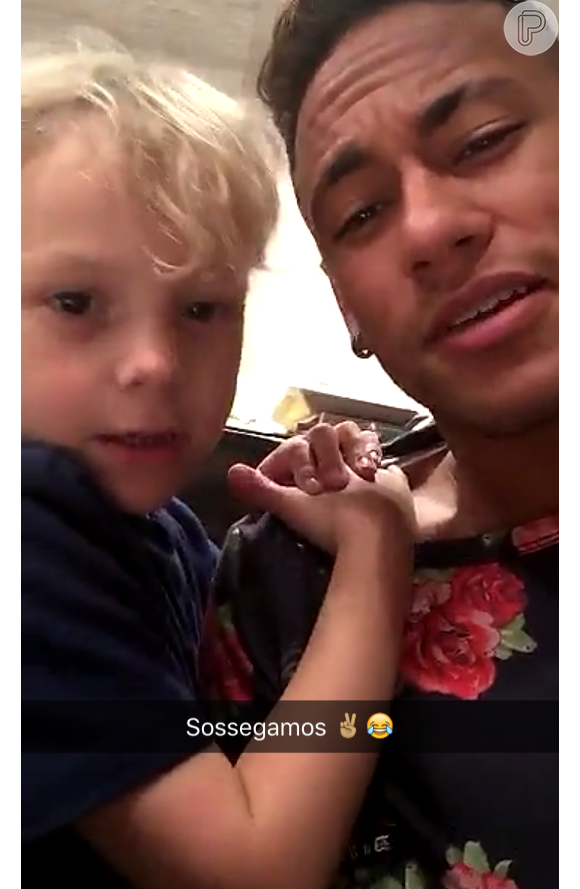 Neymar cantou sertanejo ao lado do filho, Davi Lucca, em Barcelona