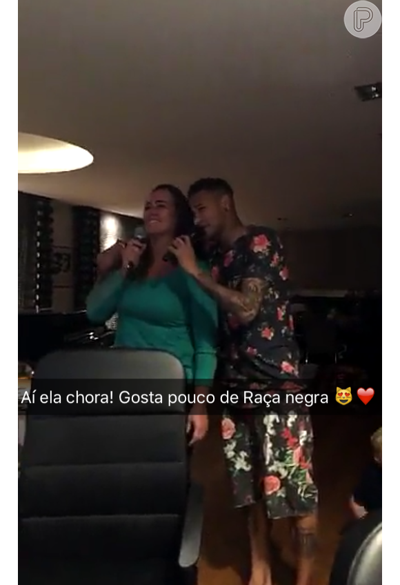 Neymar mostrou uma amiga cantando 'É Tarde Demais', do grupo Raça Negra