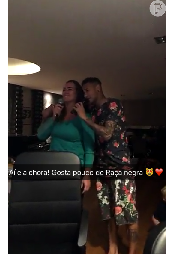 Neymar mostrou uma amiga cantando 'É Tarde Demais', do grupo Raça Negra