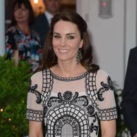 Kate Middleton usa look de R$ 15 mil em evento pelos 90 anos da rainha na Índia