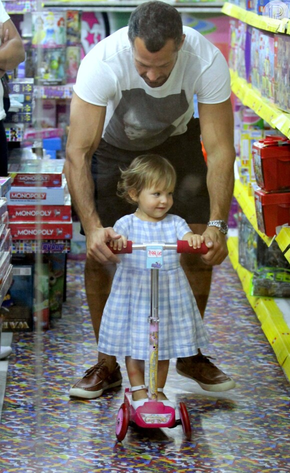 Malvino Salvador ensinou a filha Ayra a andar de patinete em um shopping carioca