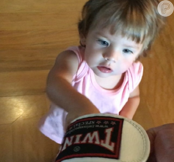 Malvino Salvador postou um vídeo da filha, Ayra, brincando com luva de boxe no Instagram