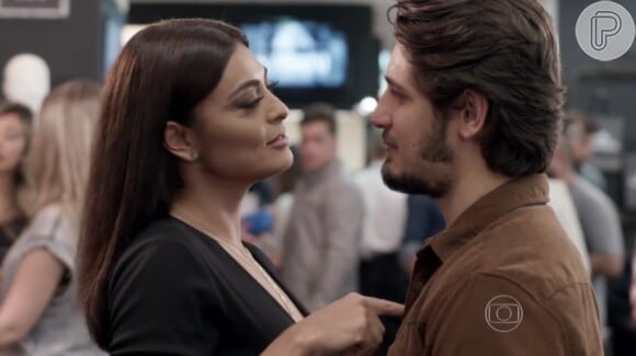 Carolina (Juliana Paes) convence Rafael (Daniel Rocha) a posar fingindo romance com Eliza (Marina Ruy Barbosa), na novela 'Totalmente Demais'