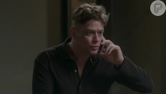 Arthur (Fábio Assunção) ouve conselho de Jojô (Giovanna Rispoli) e telefona para Eliza (Marina Ruy Barbosa), na novela 'Totalmente Demais'