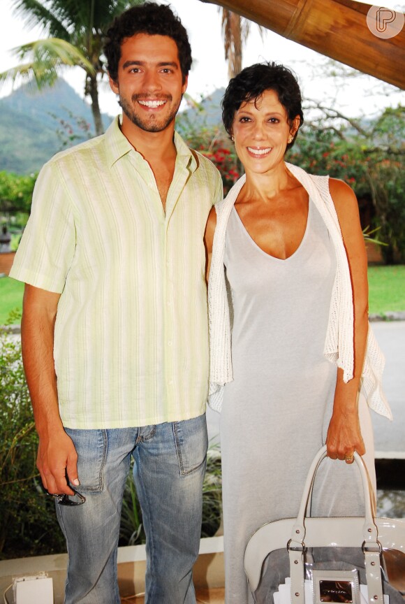 Guilherme Winter era o professor Thiago, filho de Diva (Ângela Vieira) na temporada 2007 da novela 'Malhação'