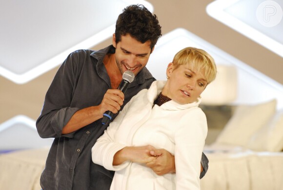 Guilherme Winter brincou com Xuxa durante o programa 'TV Xuxa' em setembro de 2009