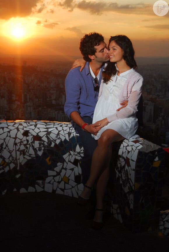 Guilherme Winter e Isis Valverde foram par romântico no remake da novela 'Ti Ti Ti' (2010), como o casal Renato e Marcela