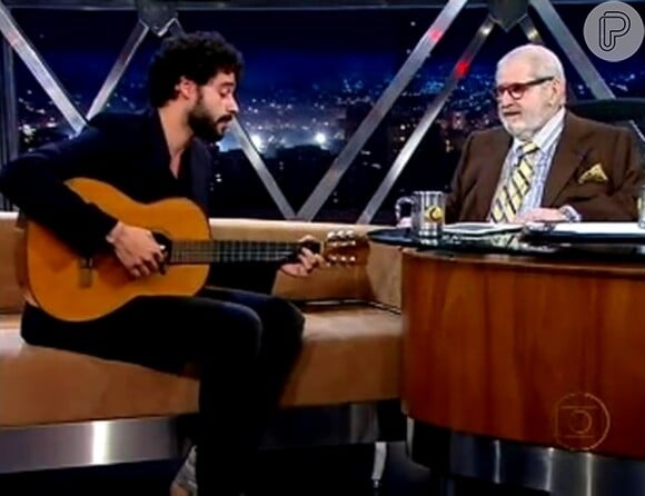 Guilherme Winter mostrou sua habilidade ao violão durante entrevista ao 'Programa do Jô' (2011)