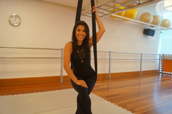 Maria Carol, a Olga de 'Êta Mundo Bom!', mostra aula de tecido acrobático