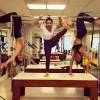 Julia Faria pratica pilates com as amigas Bruna Marquezine e Fernanda Souza