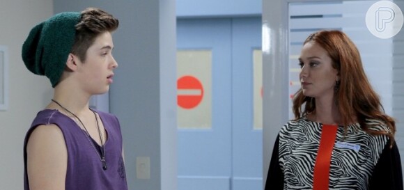 Regina (Maria Pinna) fala para Joaquim (João Guilherme) se declarar para Priscila (Giovanna Chaves) durante a coletiva de imprensa para que a notícia seja veiculada, mas o menino não aceita, na novela 'Cúmplices de um Resgate'