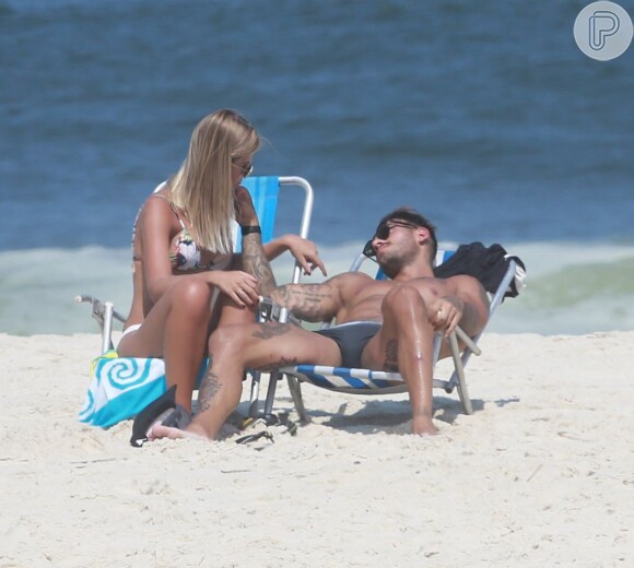 Lucas Lucco fez carinhos na modelo Paula Monnerat durante tarde na praia