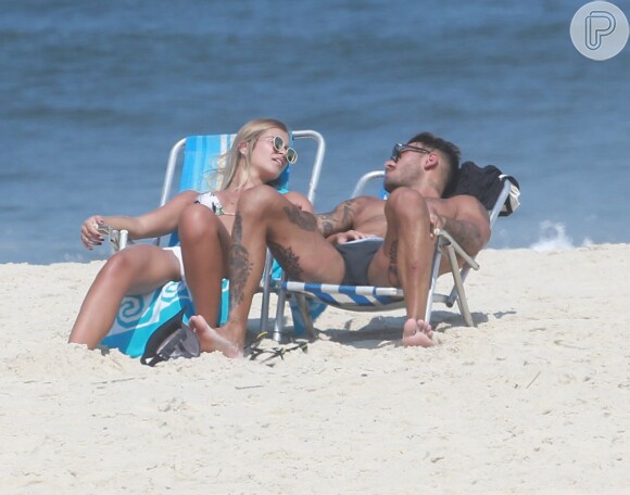 Lucas Lucco trocou beijos com a modelo Paula Monnerat na praia da Barra da Tijuca, Zona Oeste do Rio de Janeiro