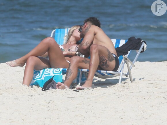 Lucas Lucco trocou beijos com a modelo Paula Monnerat na praia da Barra da Tijuca, Zona Oeste do Rio de Janeiro