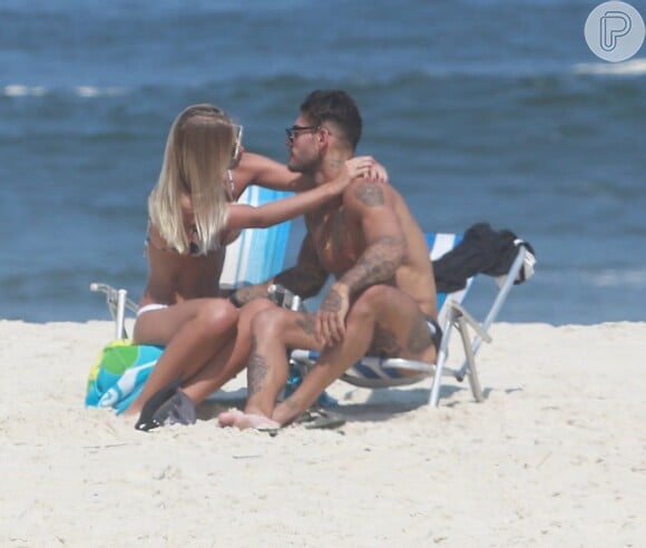 Lucas Lucco e a modelo Paula Monnerat ficaram na praia por um pouco mais de três horas