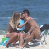 Lucas Lucco trocou beijos com a modelo Paula Monnerat na praia da Barra da Tijuca, Zona Oeste do Rio de Janeiro