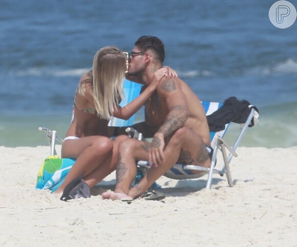 Lucas Lucco trocou beijos com a modelo Paula Monnerat na praia da Barra da Tijuca, Zona Oeste do Rio de Janeiro