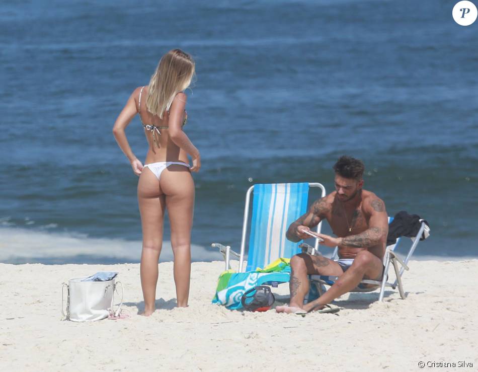 Lucas Lucco e a modelo Paula Monnerat curtiram juntos a tarde na praia da Barra da Tijuca, Zona Oeste do Rio de Janeiro