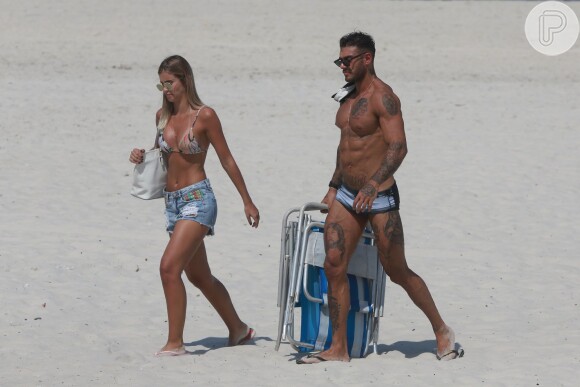 Lucas Lucco e a modelo Paula Monnerat deixaram juntos a praia da Barra da Tijuca